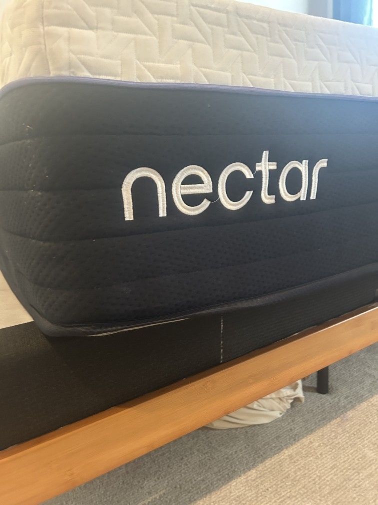 Nectar Classic Hybrid, King, Like New, Perfect Condition