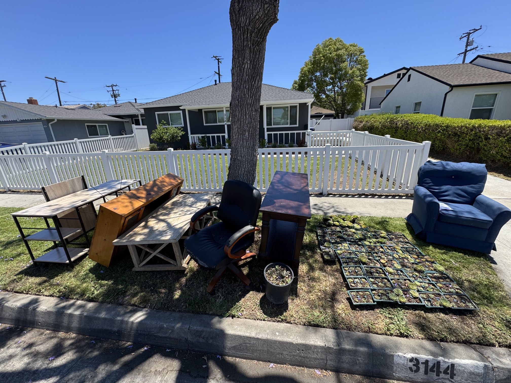 FREE STUFF IN DRIVEWAY 6/29/25