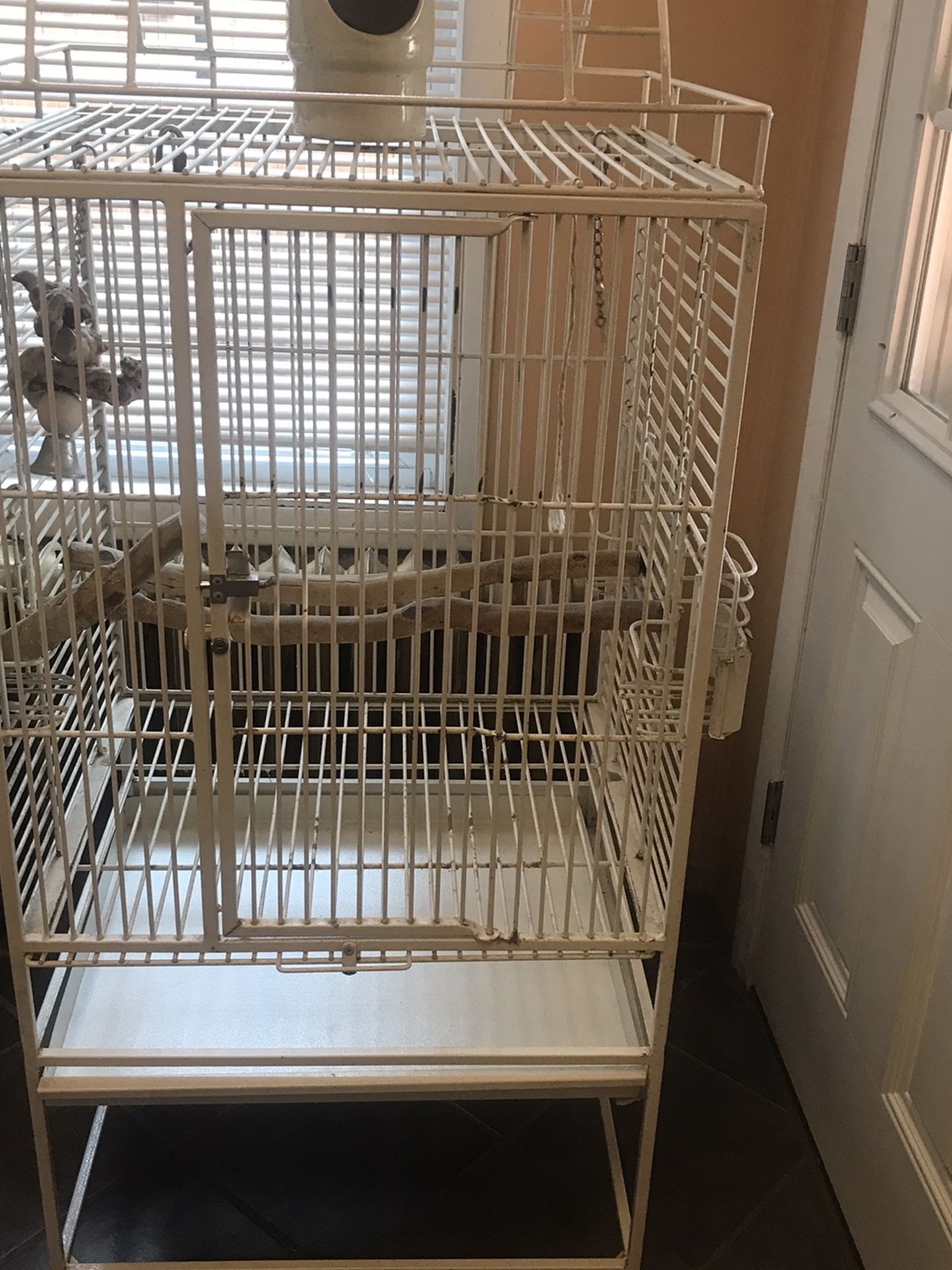Big metal Parrots/Bird Cage with wheels