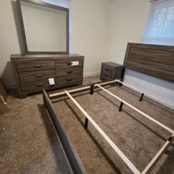 4 PC REHNO QUEEN SET 