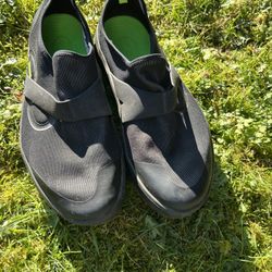 Men’s Oofos Shoes