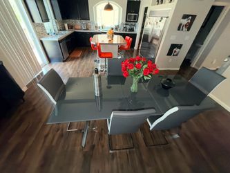 MODERN GLASS DINING TABLE + 6 CHAIRS ā $400 OBO