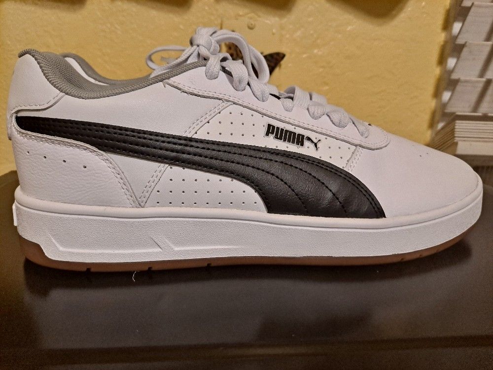 NEW MEN PUMAS BLACK AND WHITE