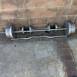 weights  It comes with  1 straight 6 foot bar 1 curl bar 2 dumbell bars  Weight discs  2x 25 pound  6 x 10 pou