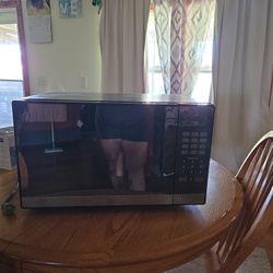 Barely Used 2yr Old Oster Mircowave