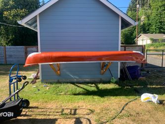 17’ canoe with paddles