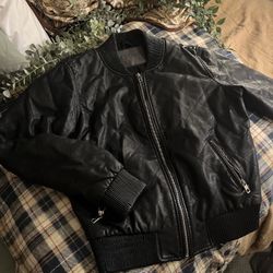 BLACK LEATHER BOMBER JACKET WITH QUILTED DESIGN AND ZIPPER DETAILING, SIZE L