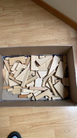 Lot of 90 pieces of wooden blocks