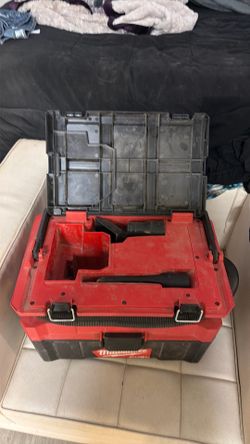 Milwaukee M18 PACKOUT Wet/Dry Vacuum + 2 XC 4.0 Batteries