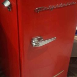 Frigidaire Retro Compact Fridge freezer 3.2 cuft Countertop w Opener 17x29x31 frig refrigerator