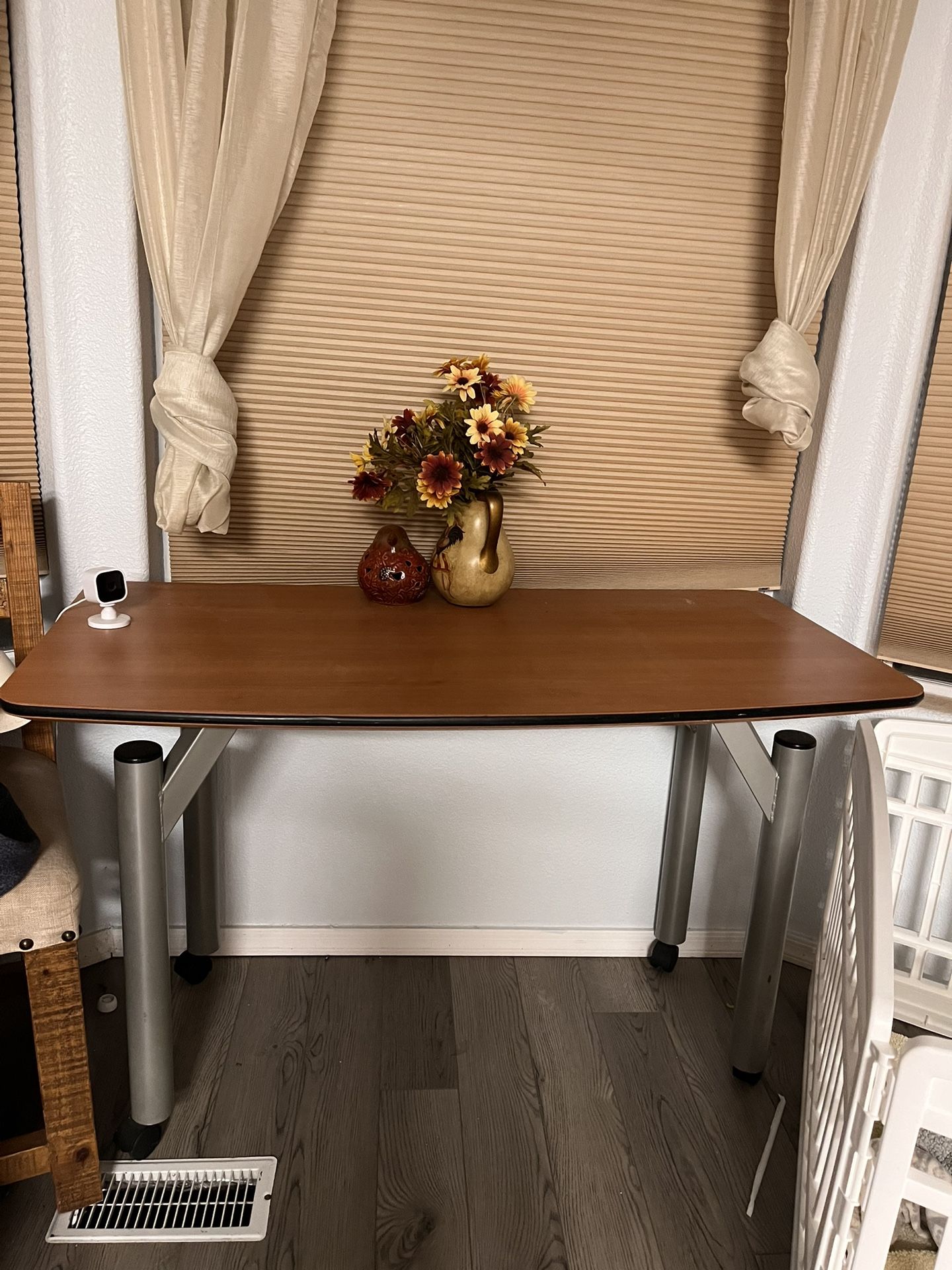 Kitchen/breakfast book table