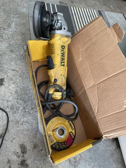 dwe402 Dewalt Small Angle Grinder With Wheel Used