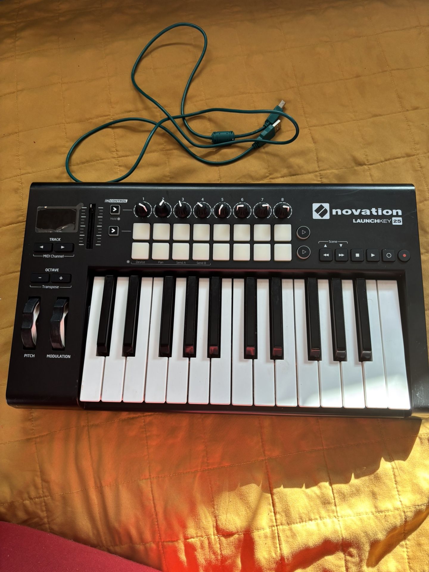 Novation Launchkey 25 MIDI keyboard controller