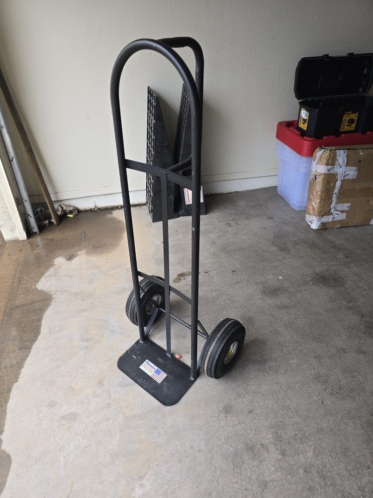 Milwaukee 800 lb. Capacity D-Handle Hand Truck