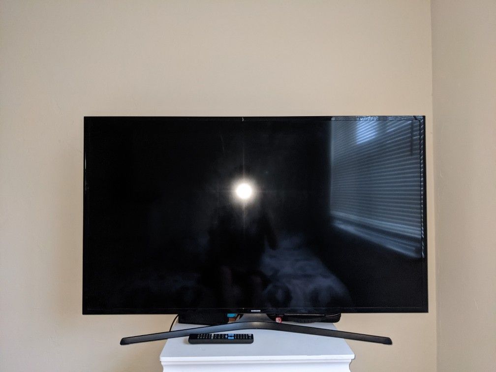 Samsung UN50J5200 50-Inch (49.5" Diag.) 1080p Smart LED TV (2015 Model)  With Universal Tv Remote