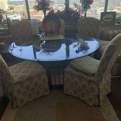 A beautiful Thomasville Glass Top Dining Table with 6 Chairs 