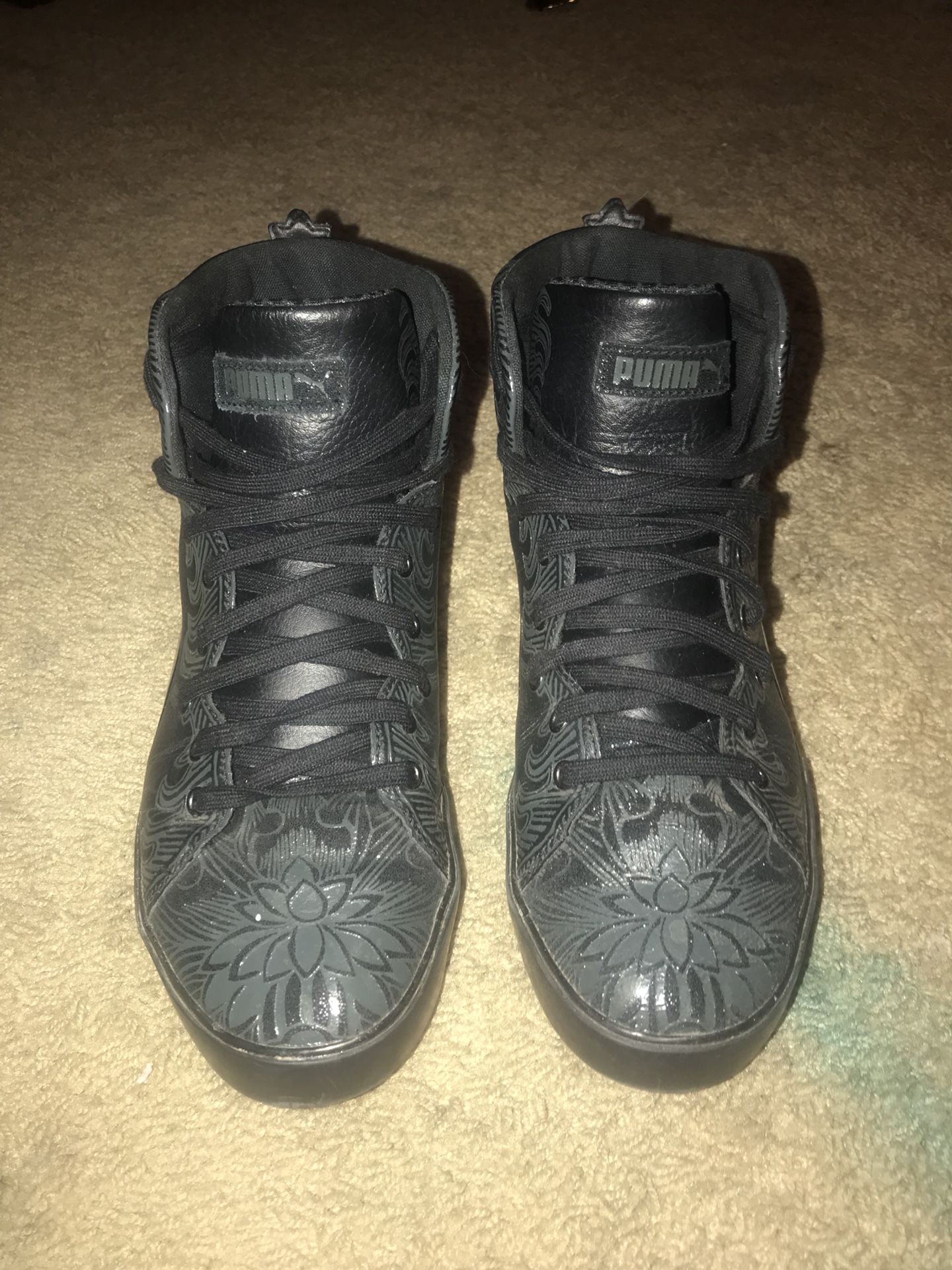 Puma x Ken Wiley Collaboration for the 2010 World Cup. Women’s size 9 men’s 8. Black on black lotus flowers. A real rare collaboration with puma.