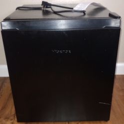 (New) HISENSE Mini Fridge 1.6-cu ft. (black). 