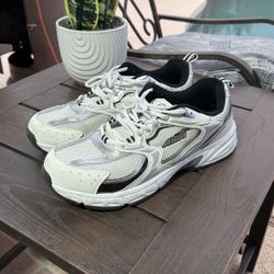 12 Men’s White Avía Sneakers