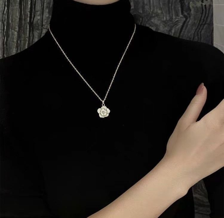 2025 new camellia necklace women‘s niche design sweater chain versatile simple clavicle chain festival versatile accessories