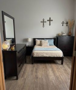 Queen Platform Bed/Bedroom Set