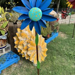 Blue Metal Daisy Spinner, Yard Art, Garden Decor