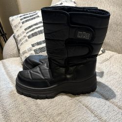 Men’s Black Snow Boots size 8