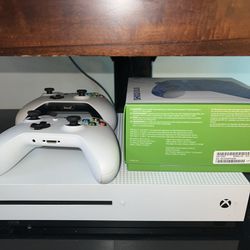 Xbox One, 3 Controllers, 2 Games