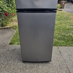Whirlpool Fridge Size 28w 28d 67h) I Can Help You With Free Delivery Within 10 Miles Distance 
