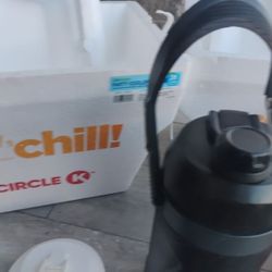 Ice Chest🧊 /2 Water Bottles💦