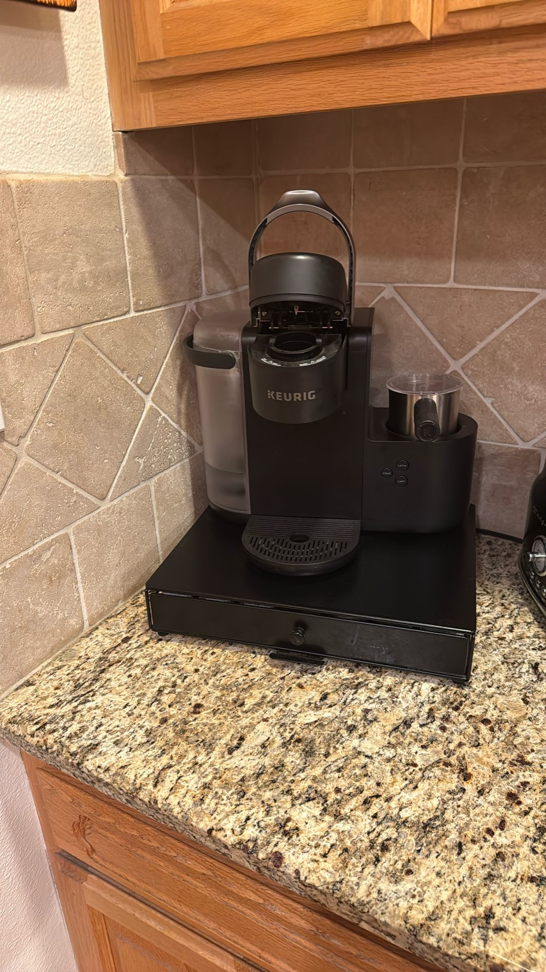 Keurig Coffe Maker With Frotter , Coffee Pods Holder, Coffee And Tea.