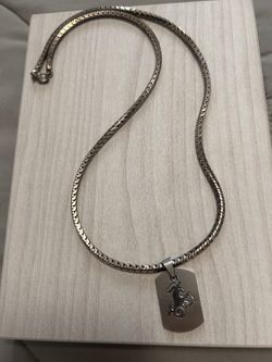 Cadena stainless con dije mide 24 plg largo Joyeria antigua