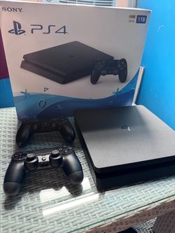 PS4 Slim 1TB + 2 Dualshock 4 Controllers
