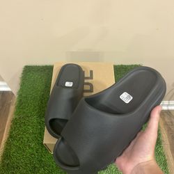 Yeezy slide (Onyx) SIZE 10