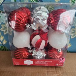 18 Piece Christmas Decorations 