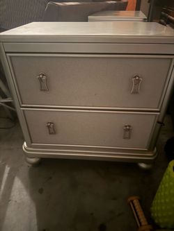 Rooms to go headboard with two nightstands