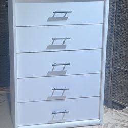 Living Spaces white 5 Drawers  Dresser