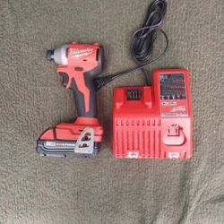 Milwaukee impact drive pila 2.0 y cargador 