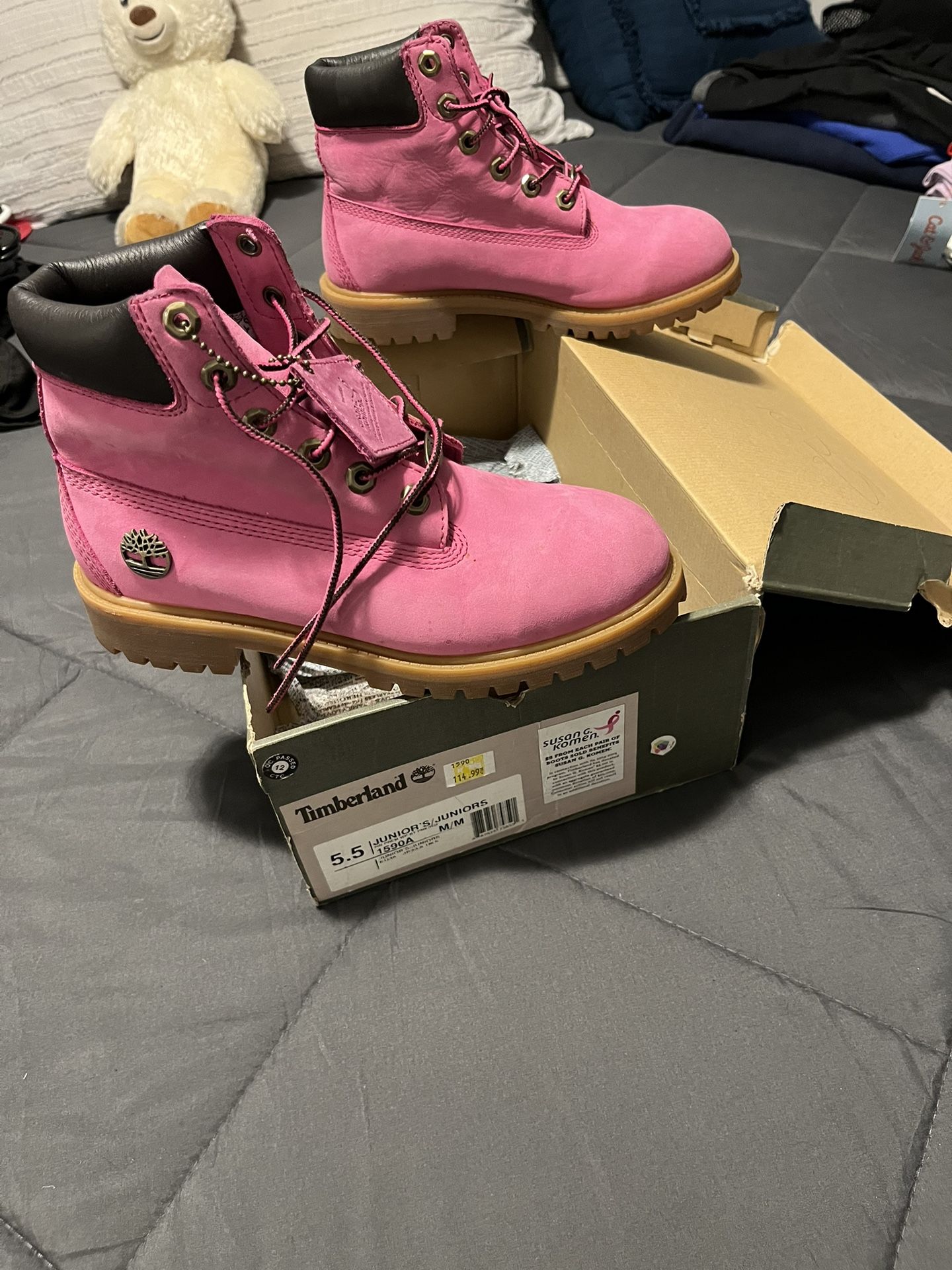 Timberland Pink Size 5.5 $85) Red Chicago Bulls Timberlands Size 4.. $75..Both Used In Very Good Condition $75 & $65.. This Week!!