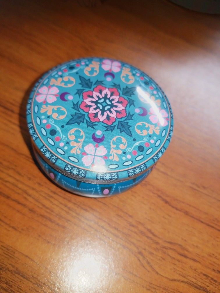 Beautiful Locket With 20 Long Chain Beautiful tin Box