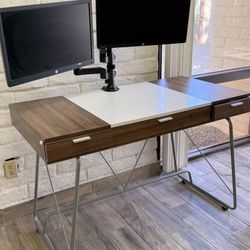Desk with Dual Monitor Arm and 2 HP 20" Monitors