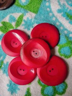 Rare red bakelite buttons 5 lg