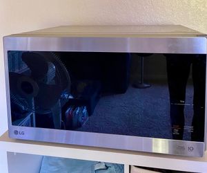 Barely Used LG Neochef 1.5 Cu Ft 1200W Stainless Steal Countertop Microwavr