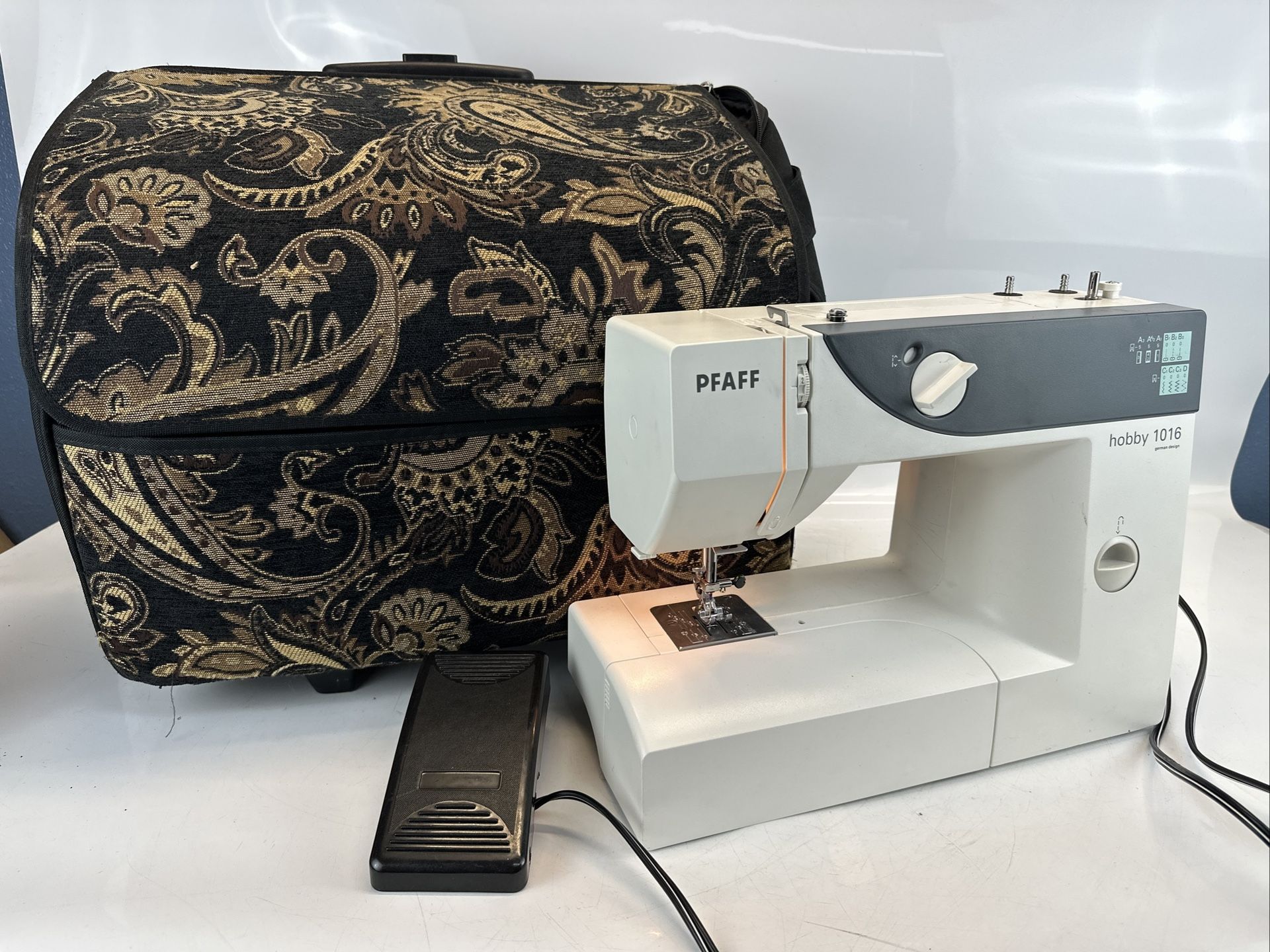 Pfaff Hobby 1016 Sewing Machine w/ Foot Pedal – Tested & Working – Portable