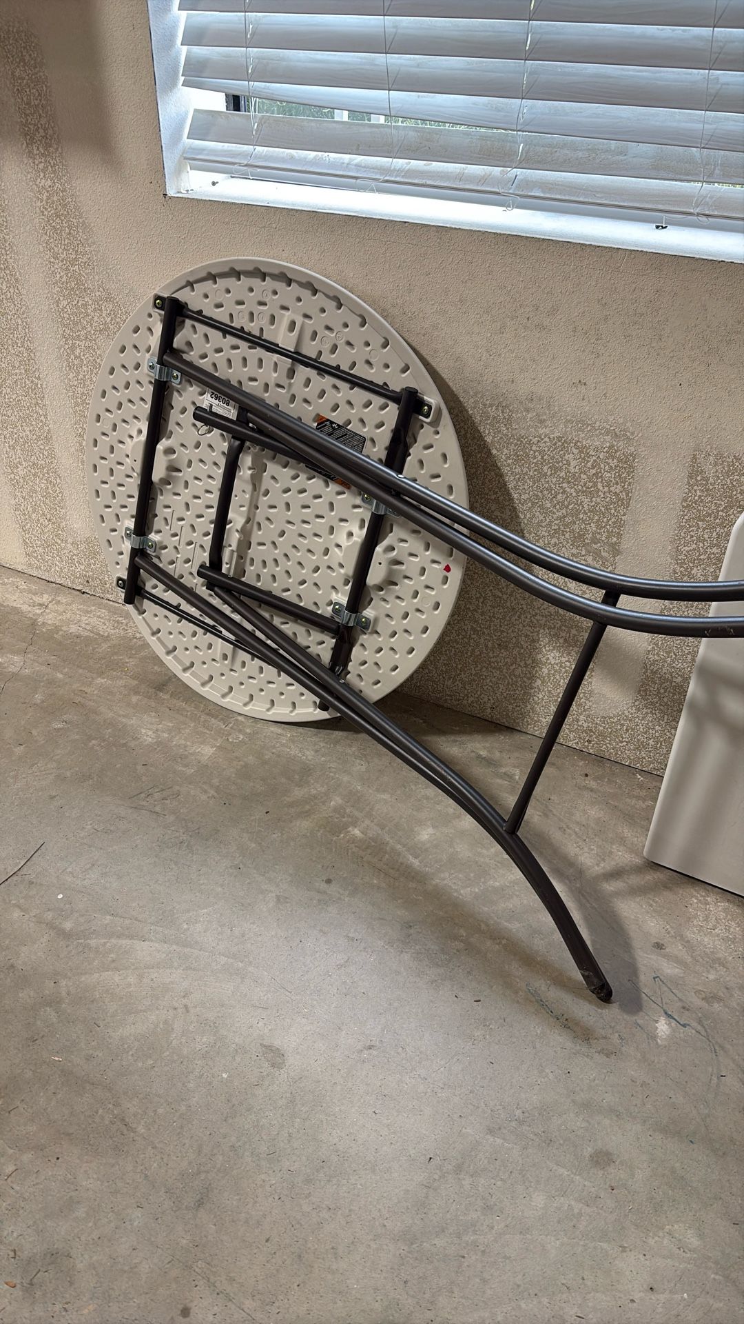 32” round folding table