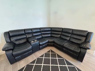 5 Seat Sectional Leather Couch with 2 recliner seats and center console + cup holder