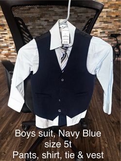Boys suit size 5t