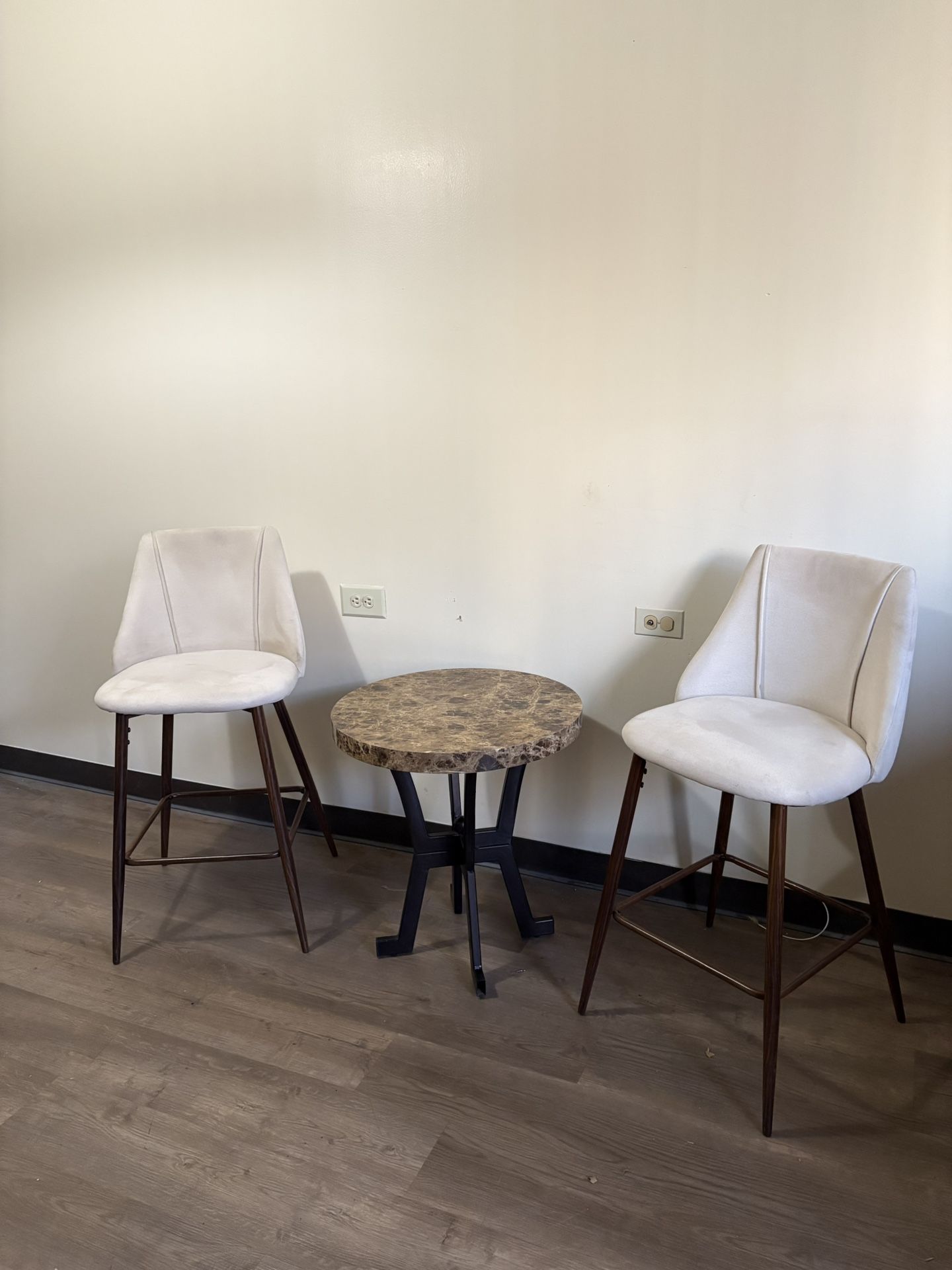 Bar Stools With End Table 