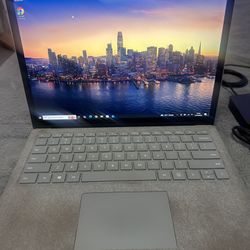Microsoft Surface Laptop / Core i5 / 8GB RAM / Windows 11 Pro / 13.5” Touchscreen / 256 GB SSD