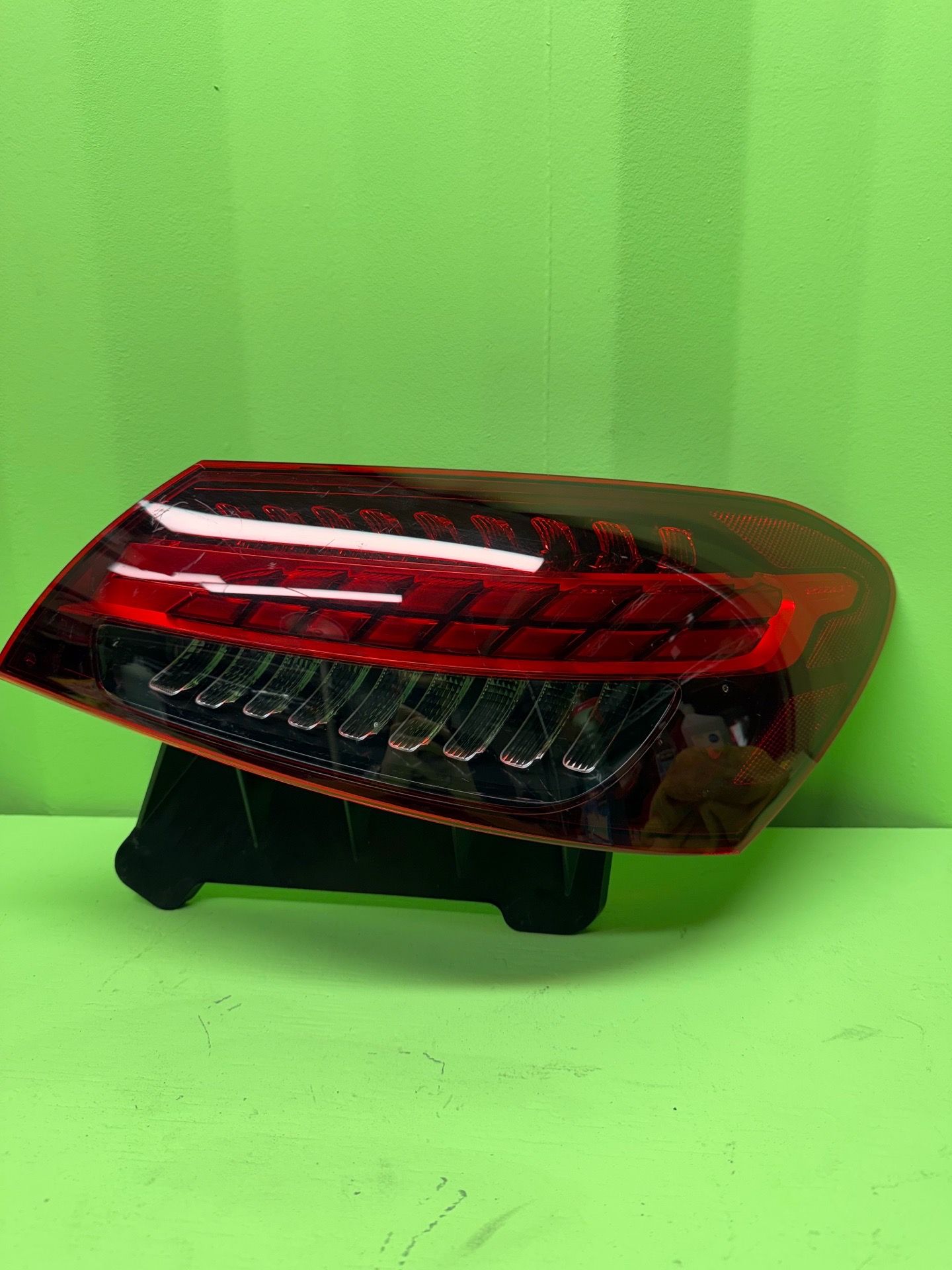 2021 2022 2023 Mercedes-Benz E350 E450 E53 E63 Right Passenger Side Quarter Panel / Outer Tail Light OEM A2139065609